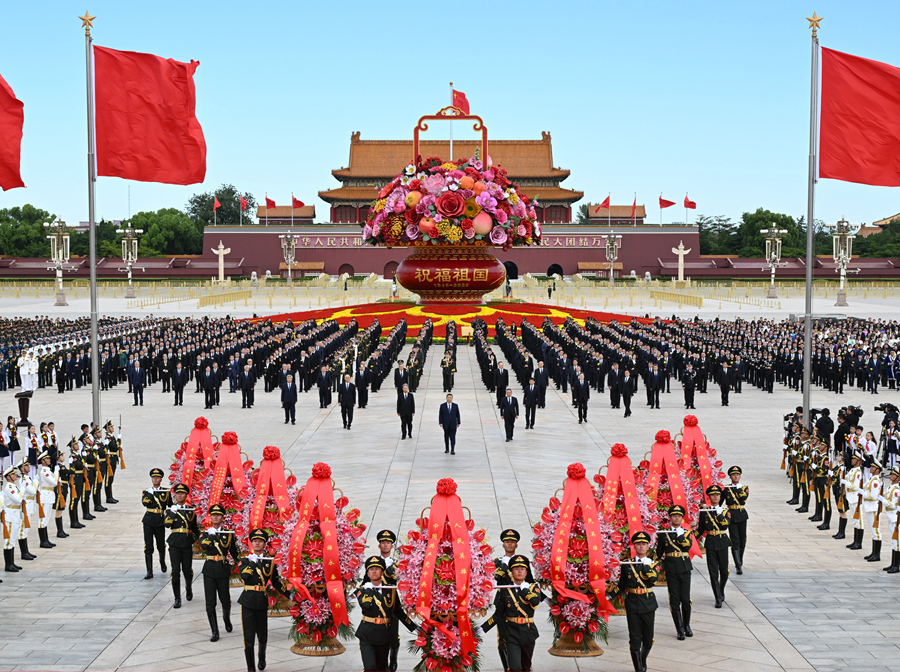 9月30日上午，党和国家领导人习近平、李强、赵乐际、王沪宁、蔡奇、丁薛祥、李希、韩正等来到北京天安门广场，出席烈士纪念日向人民英雄敬献花篮仪式。