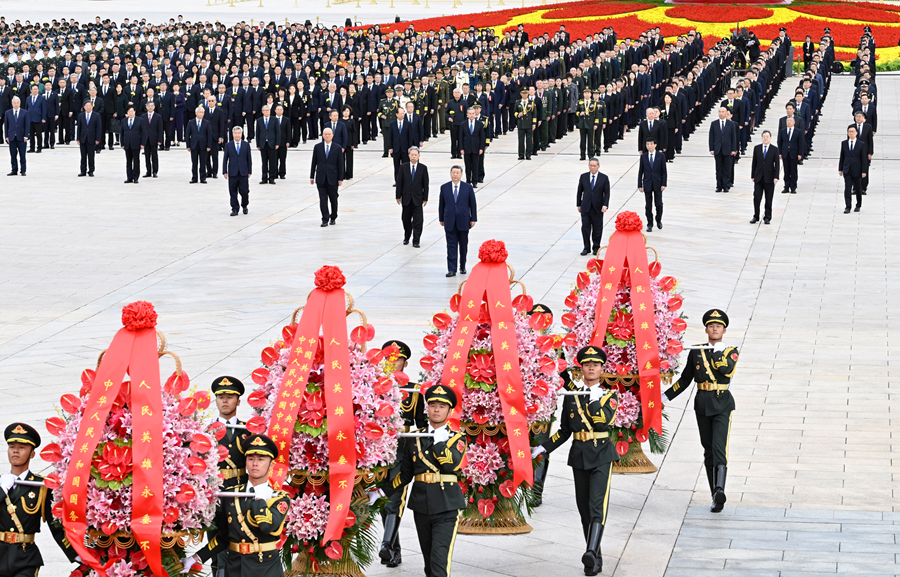 9月30日上午，党和国家领导人习近平、李强、赵乐际、王沪宁、蔡奇、丁薛祥、李希、韩正等来到北京天安门广场，出席烈士纪念日向人民英雄敬献花篮仪式。