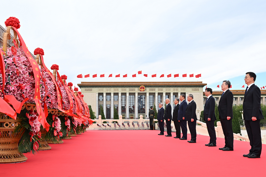 9月30日上午，党和国家领导人习近平、李强、赵乐际、王沪宁、蔡奇、丁薛祥、李希、韩正等来到北京天安门广场，出席烈士纪念日向人民英雄敬献花篮仪式。