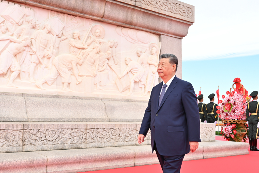 9月30日上午，党和国家领导人习近平、李强、赵乐际、王沪宁、蔡奇、丁薛祥、李希、韩正等来到北京天安门广场，出席烈士纪念日向人民英雄敬献花篮仪式。这是习近平瞻仰人民英雄纪念碑。