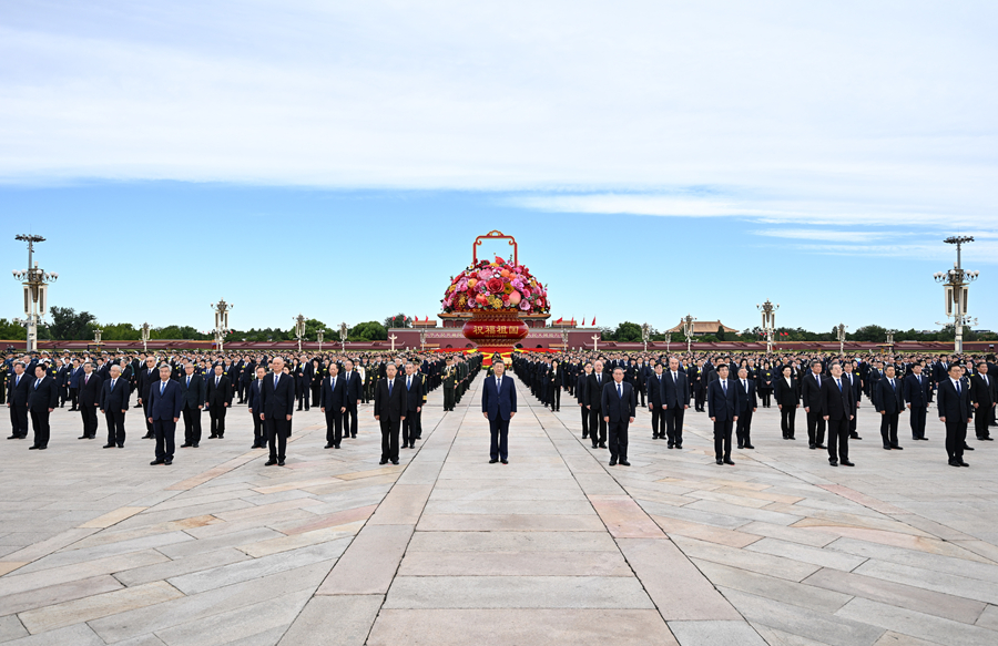 9月30日上午，党和国家领导人习近平、李强、赵乐际、王沪宁、蔡奇、丁薛祥、李希、韩正等来到北京天安门广场，出席烈士纪念日向人民英雄敬献花篮仪式。